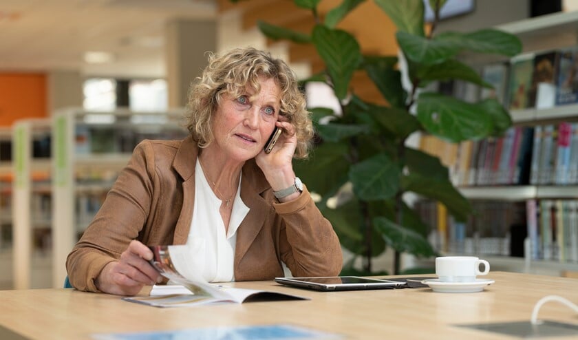 OV-ambassadeur aan telefoon. Foto: PR