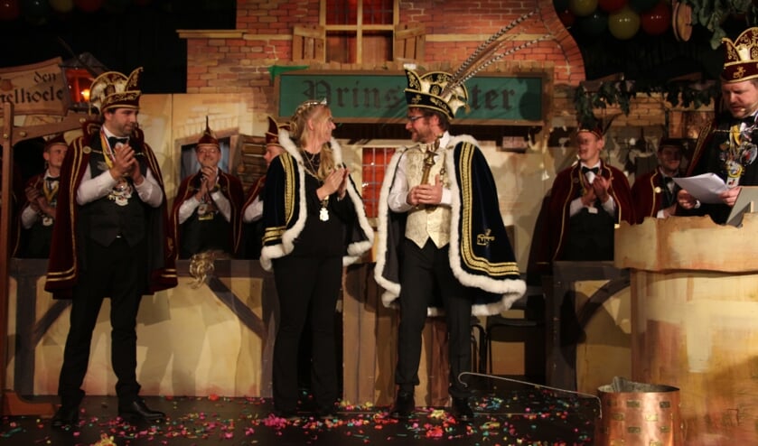 Presentatie van het nieuwe Zandbieter-prinsenpaar: Prins Peter en Prinses Femke. Foto: CV De Zandbieters