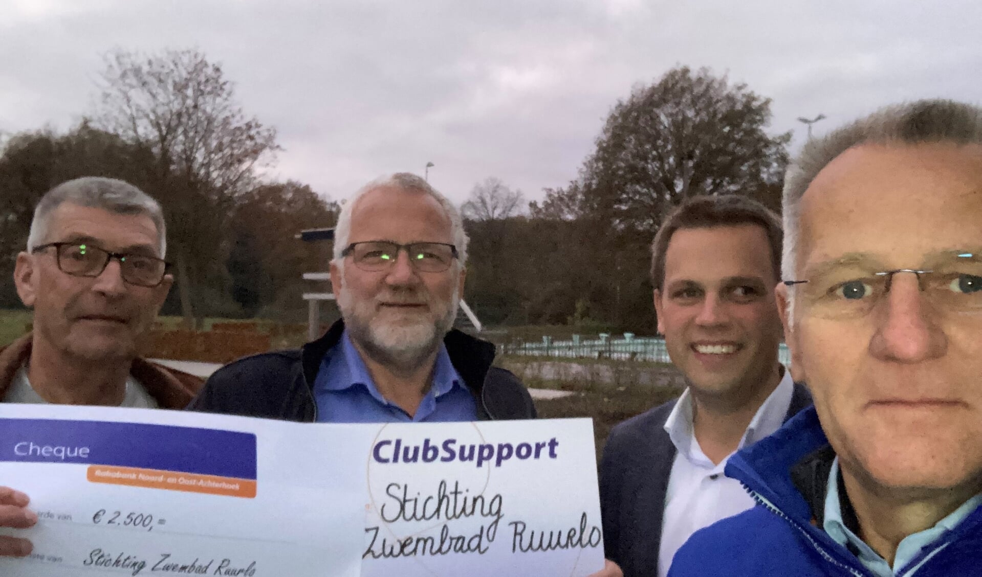 Stichting Zwembad Ruurlo ontving twee cheques van de Rabobank. Foto: PR 