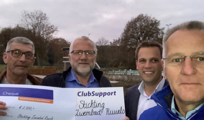 <p>Stichting Zwembad Ruurlo ontving twee cheques van de Rabobank. Foto: PR </p>