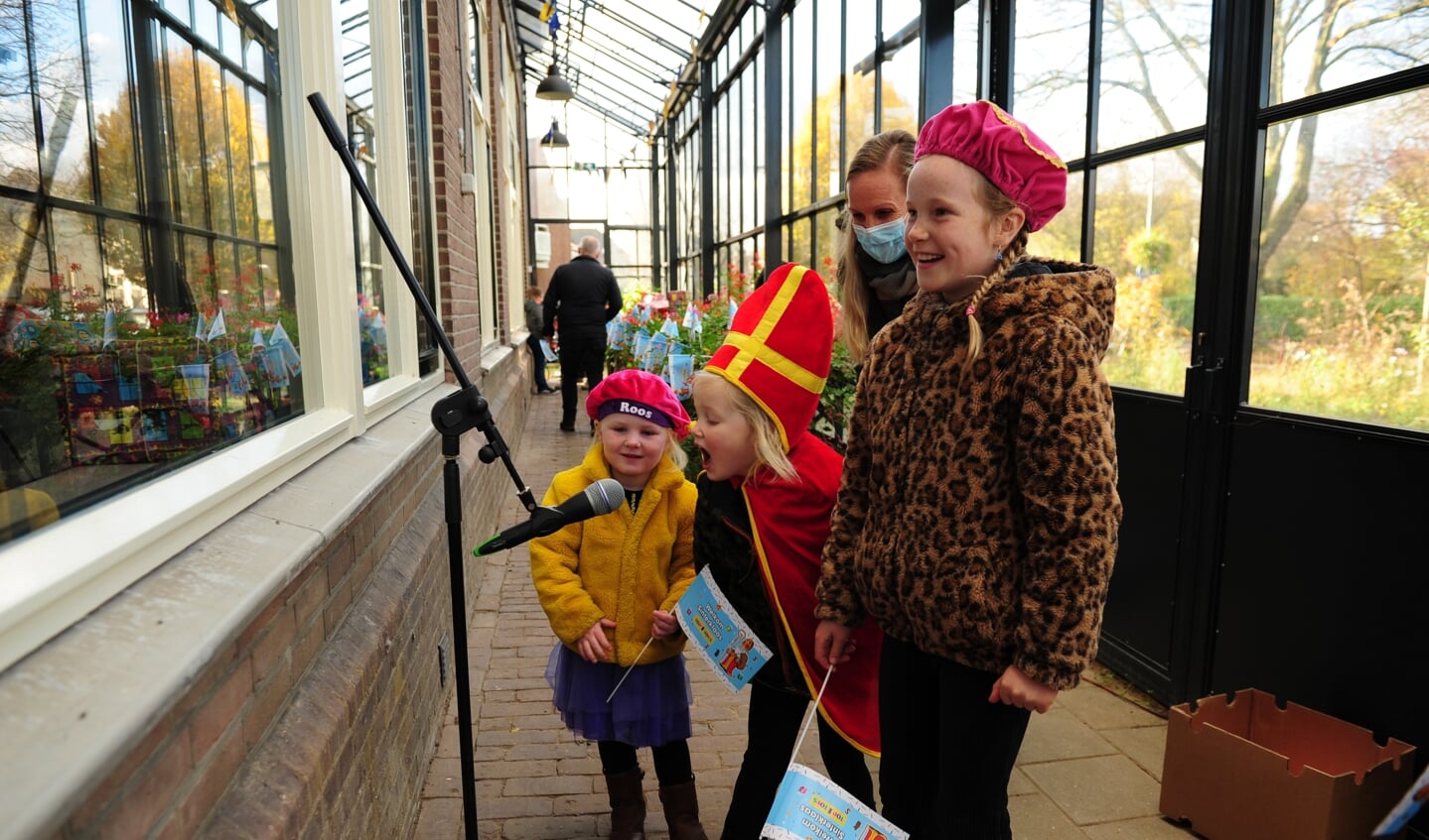 Kinderen praten met Sinterklaas via de microfoon. Foto: Achterhoekfoto.nl/Paul Harmelink