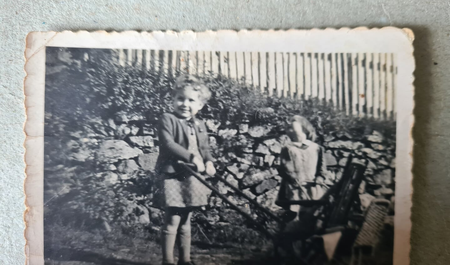 Rosemarie Goldenburg (l) met haar zusje. Foto: privéverzameling fam. Kuiperij 