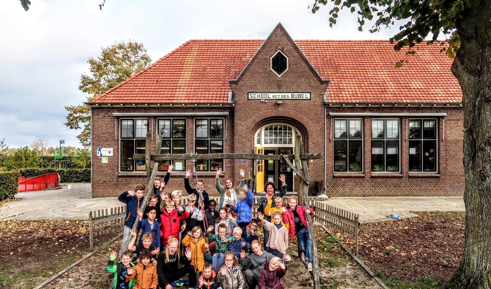 De kinderen van basisschool Bekveld en hun juffen. Een aantal van de 36 leerlingen ontbreekt op de foto. Rechtsboven teamleidster Annelien van der Kamp. Foto: Luuk Stam