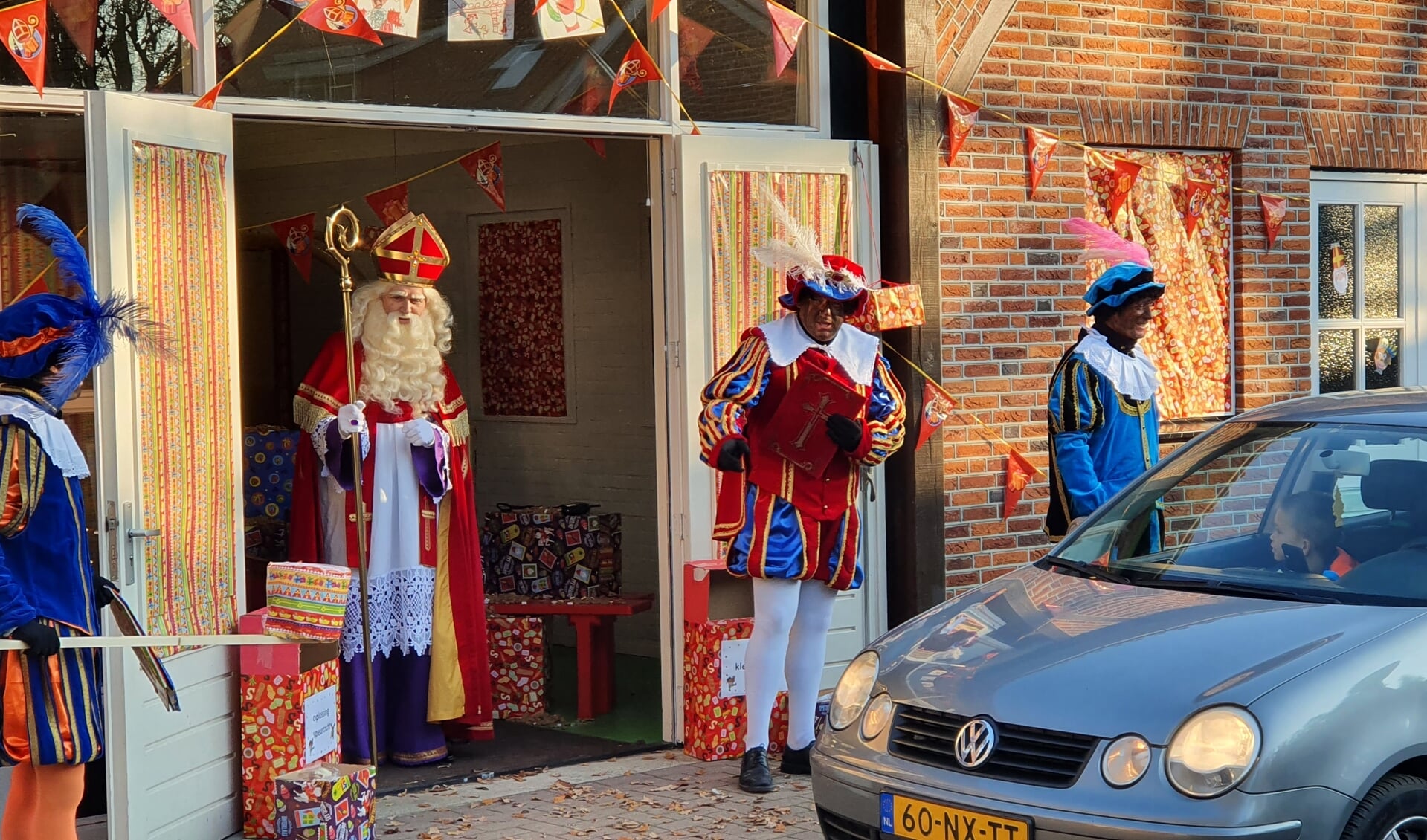 Vanuit de auto konden kinderen een puzzeltocht oplossen en langs Sint en de Pieten rijden. Foto: PR