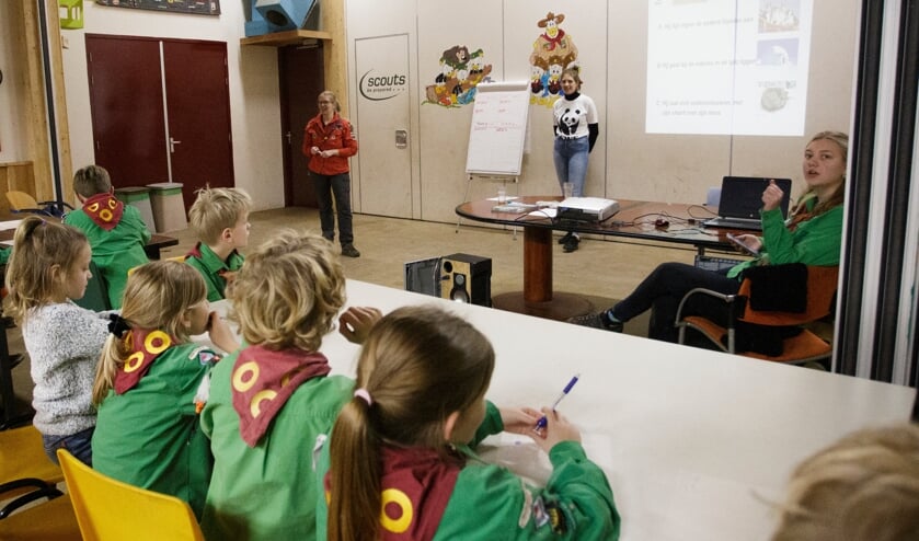 <p>Een vrijwilligster van het WNF gaf een presentatie, aansluitend volgde een quiz. Foto: Stefan van Nieuwenhoven</p>  