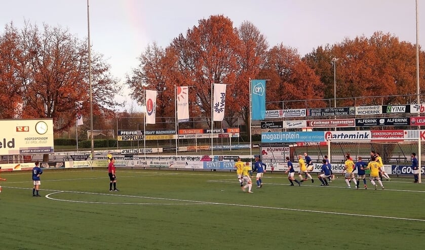 Een aanval van GVV Eilermark op het doel van Grol. Foto: Theo Huijskes