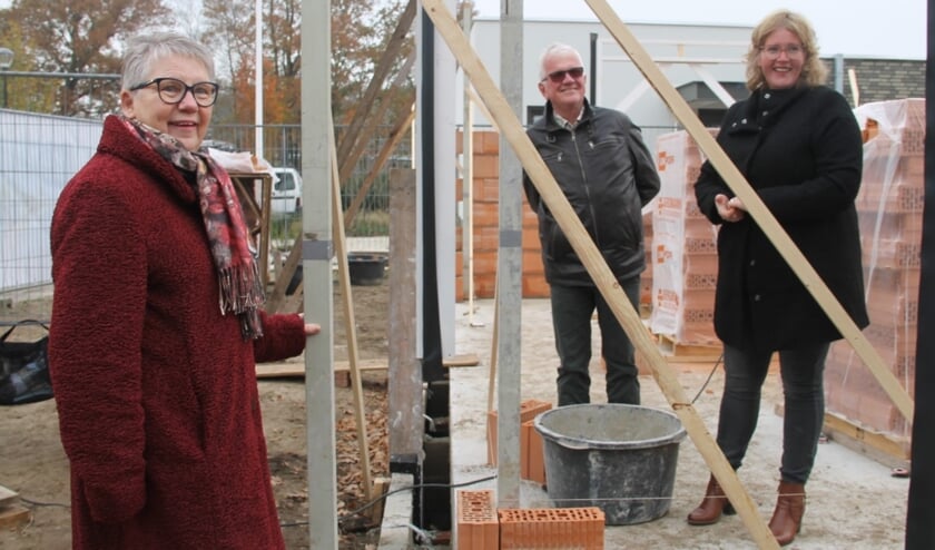 Wethouder Inge Klein Gunnewiek
(r) heeft 'de eerste steen' geplaatst in het in aanbouw zijnde huis van
Joke (l) en Frans (m) Schotman op plan de Morgenzon. Foto Lineke Voltman