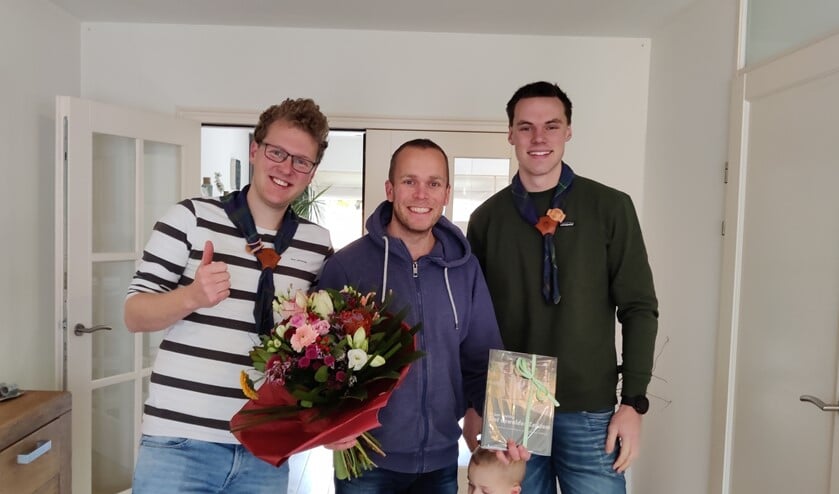 Uitreiking van het eerste exemplaar. Foto: PR