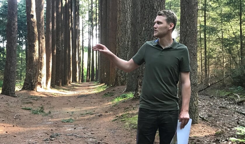 Boswachter Peter Muileman geeft bij de karakteristieke douglaslaan op ’t Waliën uitleg over de achtergronden van het bosbeheer van Natuurmonumenten. Foto: Natuurmonumenten/Jantine Wesselink