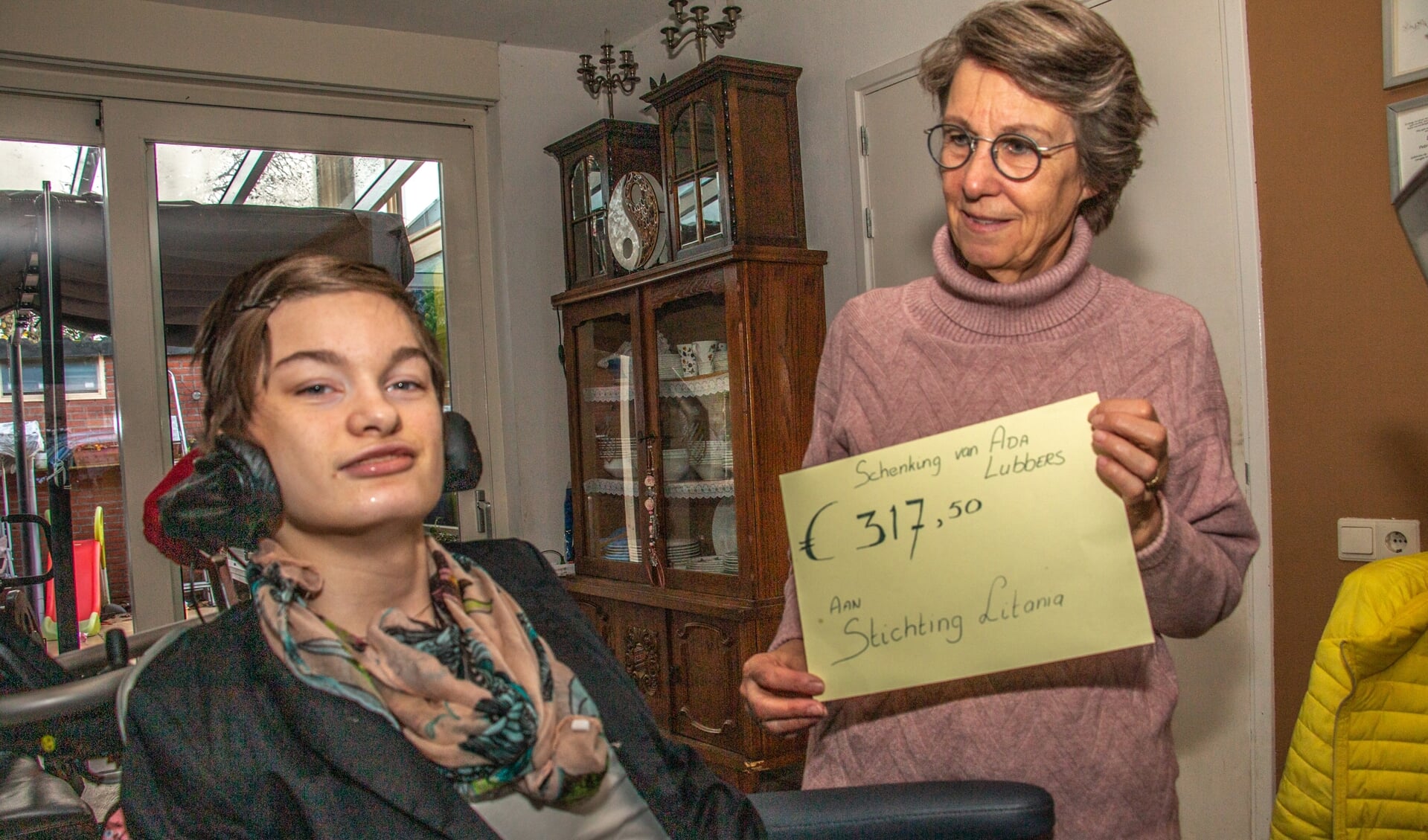 Ada Lubbers laat Litania Blom de cheque zien voor Stichting Litania. Foto: Liesbeth Spaansen