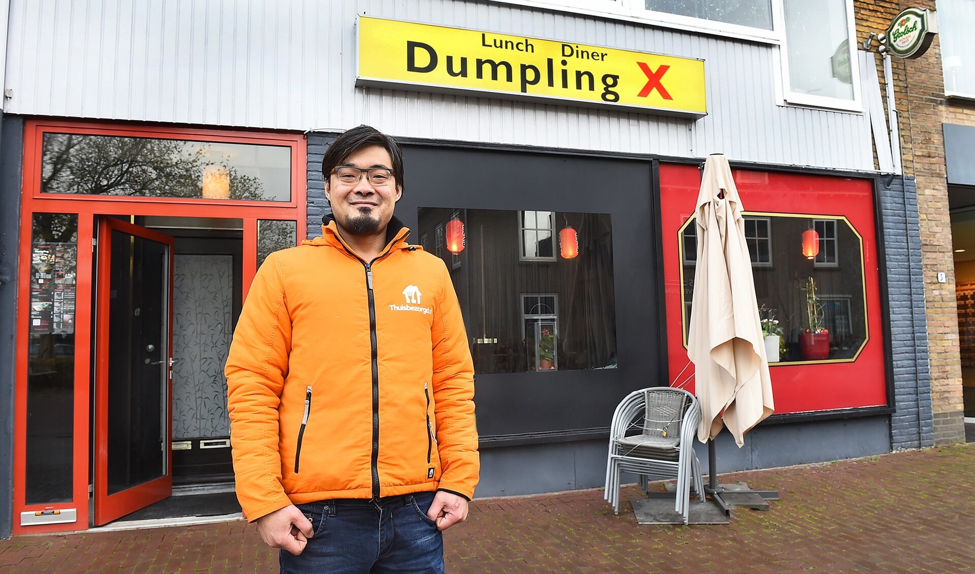 Eigenaar Hai Yang van restaurant Dumpling X aan het Kennedyplein in Ulft. Foto: Roel Kleinpenning