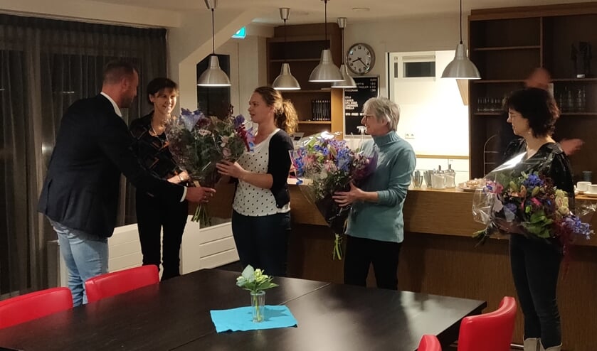 <p>Wethouder Maikel van der Neut reikt een bloemetje uit aan Eline Volker (l), Anja Hulshof en Ina Timmerije (r). Foto: Chiel Karssenberg</p>