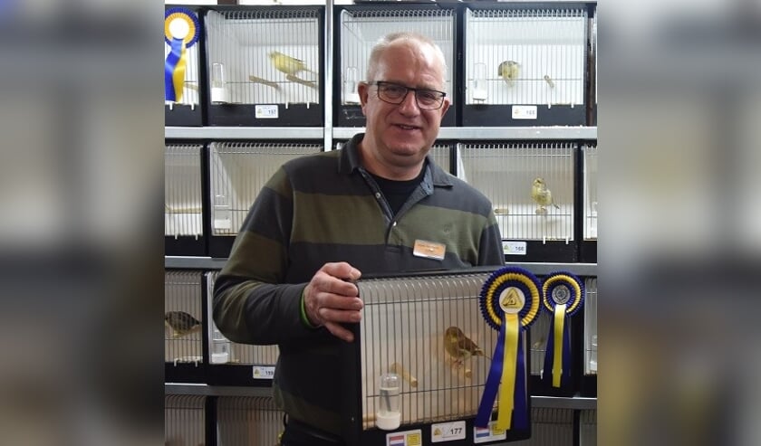 <p>Hans Hermans met de vogel die het bondskruis won. Foto PR</p>