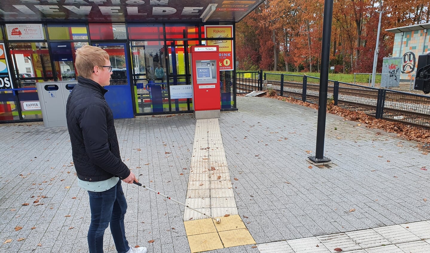 Jeffrey voelt aan de gele rubberen tegels dat hij op een afslag staat, richting kaartautomaat. Foto: Henri Walterbos