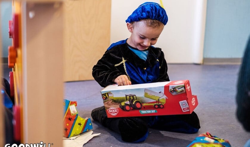 Blij met het geschenk. Foto: Goodwill.nl
