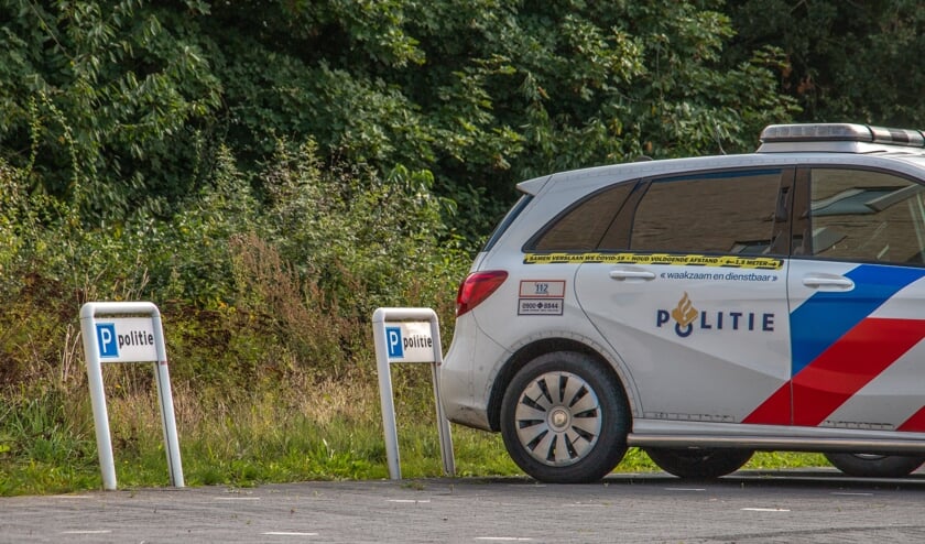 Agenten van politie gingen op pad in Zelhem om te kijken hoe makkelijk het is voor inbrekers om woningen in te sluipen. Foto: Liesbeth Spaansen