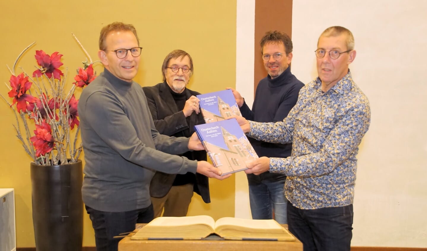Overhandiging herinneringsboek Oosterkerk Aalten. Van links af: Ben Lammers, Herman Onnink, Gerard Helmink en Harm Hoftiezer. Foto: Frank Vinkenvleugel