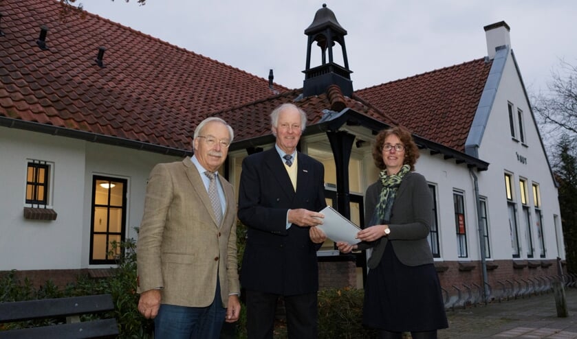 Jorinde Klungers van Perspectief Zutphen draagt ’t Nut officieel over aan voorzitter Jan Bakker (midden) en penningmeester Wim van Gelder van de David Evekink Stichting. Foto: Stefan van Nieuwenhoven/Zutphens Persbureau