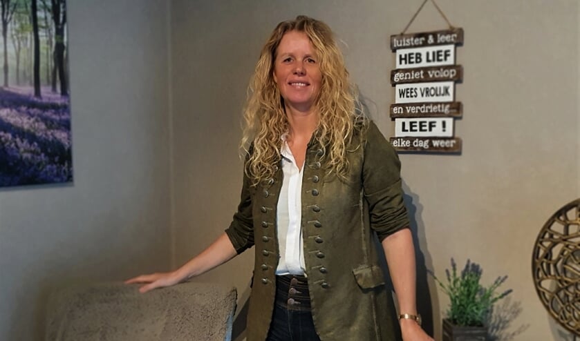 <p>Saskia Gerritsen van Hypnose Praktijk Bronckhorst lost onder hypnose problemen van haar cliënten op. Foto: Alice Rouwhorst</p>