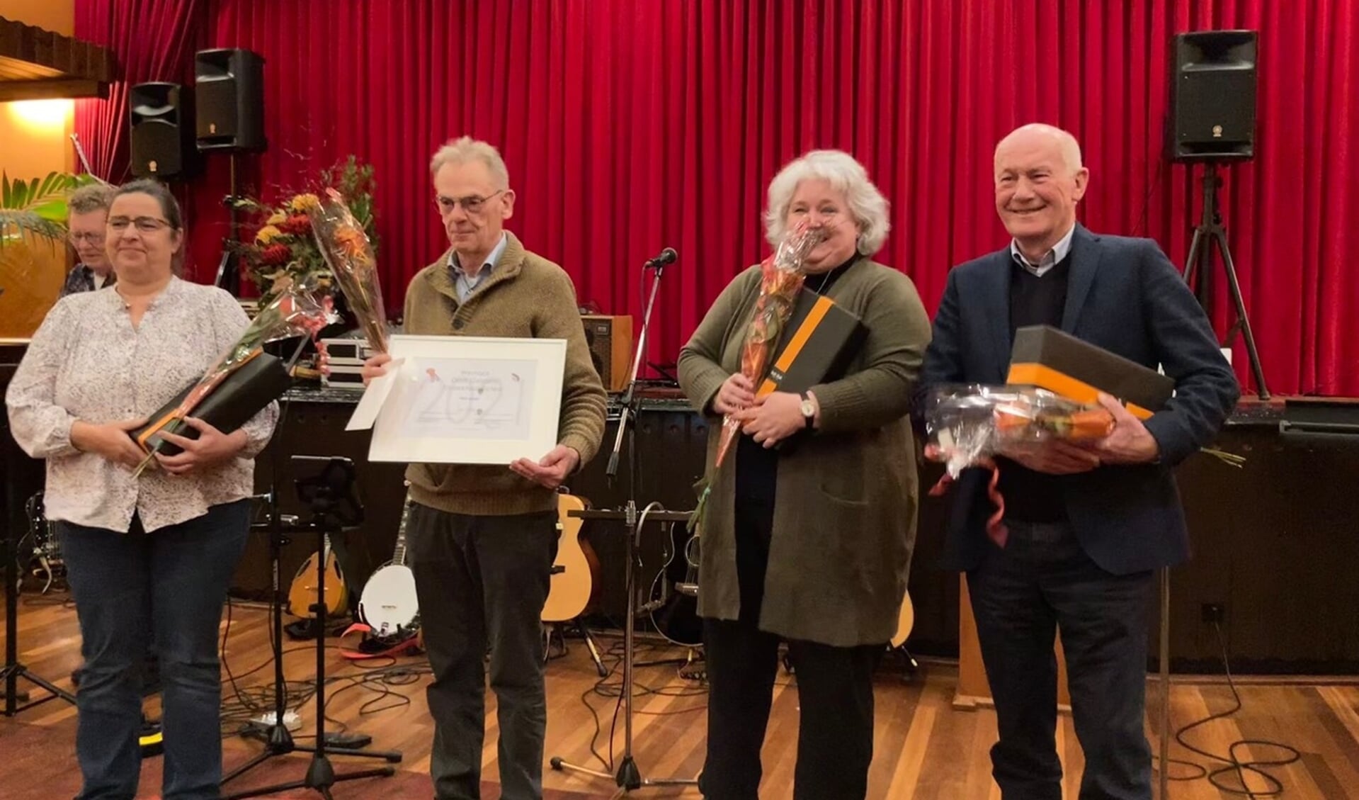 De winnaars van het Streektaaldictee zijn Willy Mentink, Jan Oonk, Mirjam Koning en Gerard Bomers. Foto: Maarten Beernink