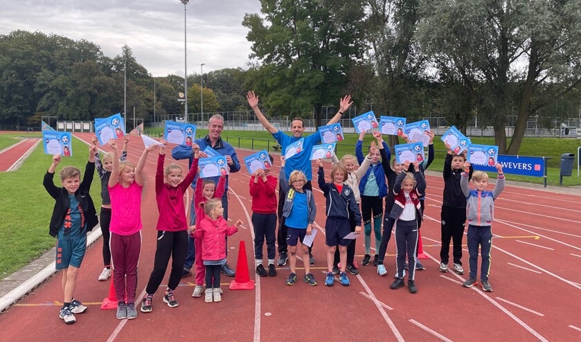 Wethouder sport Rens Steintjes overhandigt de Kies Je Sport diploma’s aan de deelnemers bij atletiekvereniging ARGO in Doetinchem. Foto: PR
