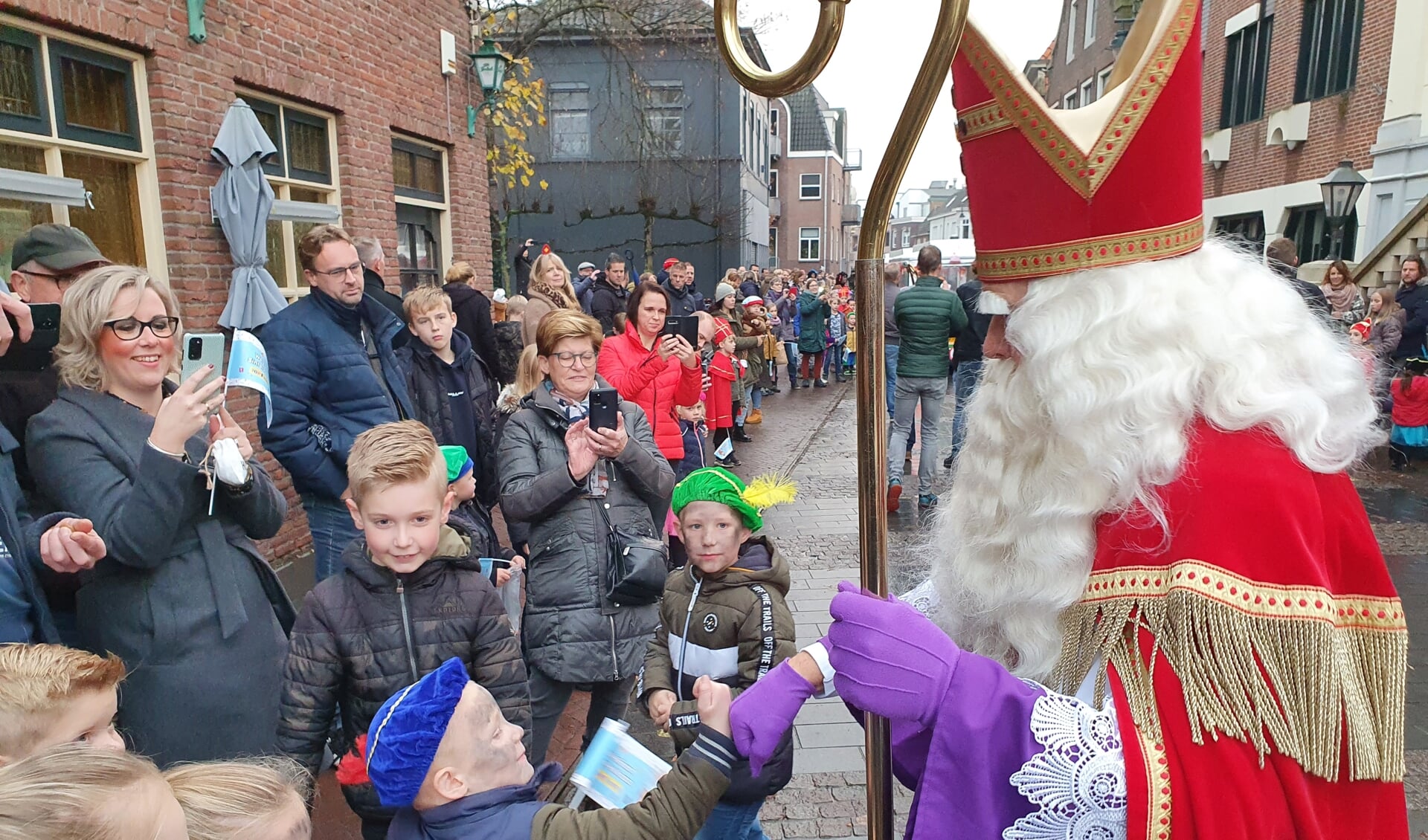 Sinterklaas deelde blije boxen uit aan vele kinderen. Foto: Henri Walterbos