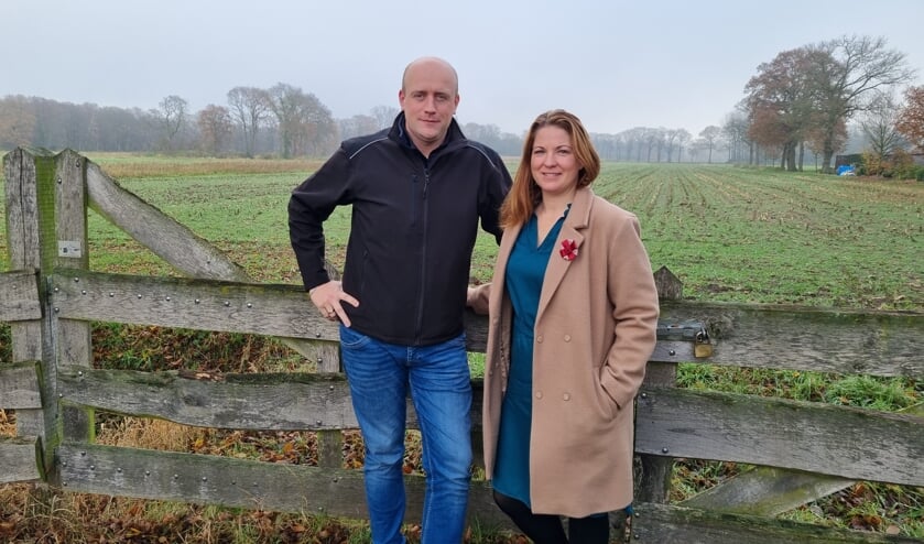 <p>Ilze en Hens Mekking voor het stuk land waar het voedselbos moet verrijzen. Foto: Rob Weeber</p>