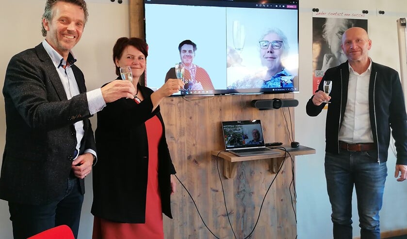 Links Michel Menting, KlaassenGroep, Mariët Tonen, Azora, Dirk-Jan Klaassen, KlaassenGroep, Toon Maarse en Mario Biezeman vastgoed Azora. Foto: PR