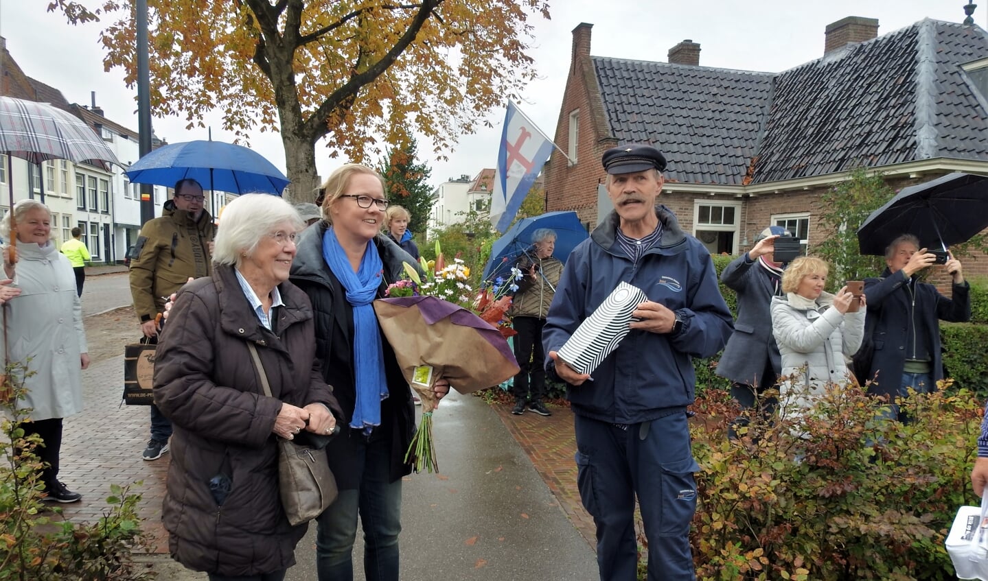 Voorzitter van de Stichting Toeristisch Varen, Henk-Jan Bouwhuis, verraste mevrouw Ariane Braam Verkoren uit Rijsenhout dat zij de 12.000e bezoeker was. Foto: Richard Heeringa