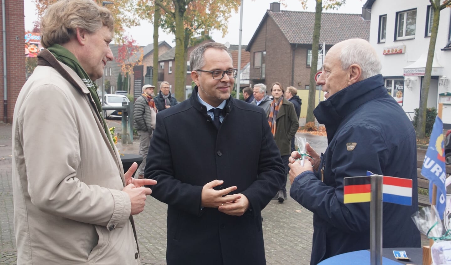 Burgemeester gemeente Aalten Anton Stapelkamp (links), burgemeester van Bocholt Thomas Kerkhoff en Johannes Hoven. Foto: Frank Vinkenvleugel