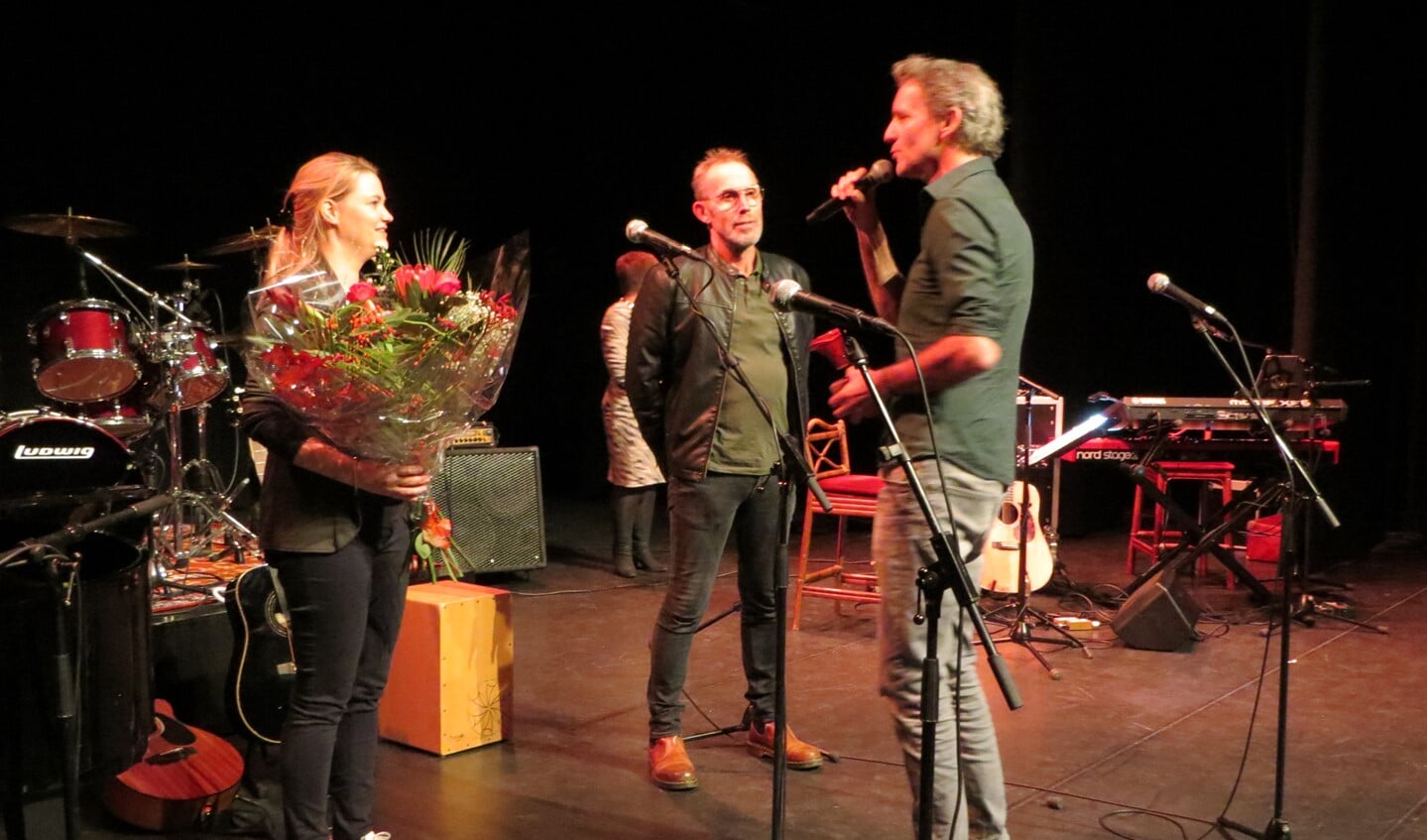 Peter Loeters, de vorige winnaar, staat op het punt de Gelderse Kleiroze uit te reiken aan Mizstic. Foto: Josée Gruwel