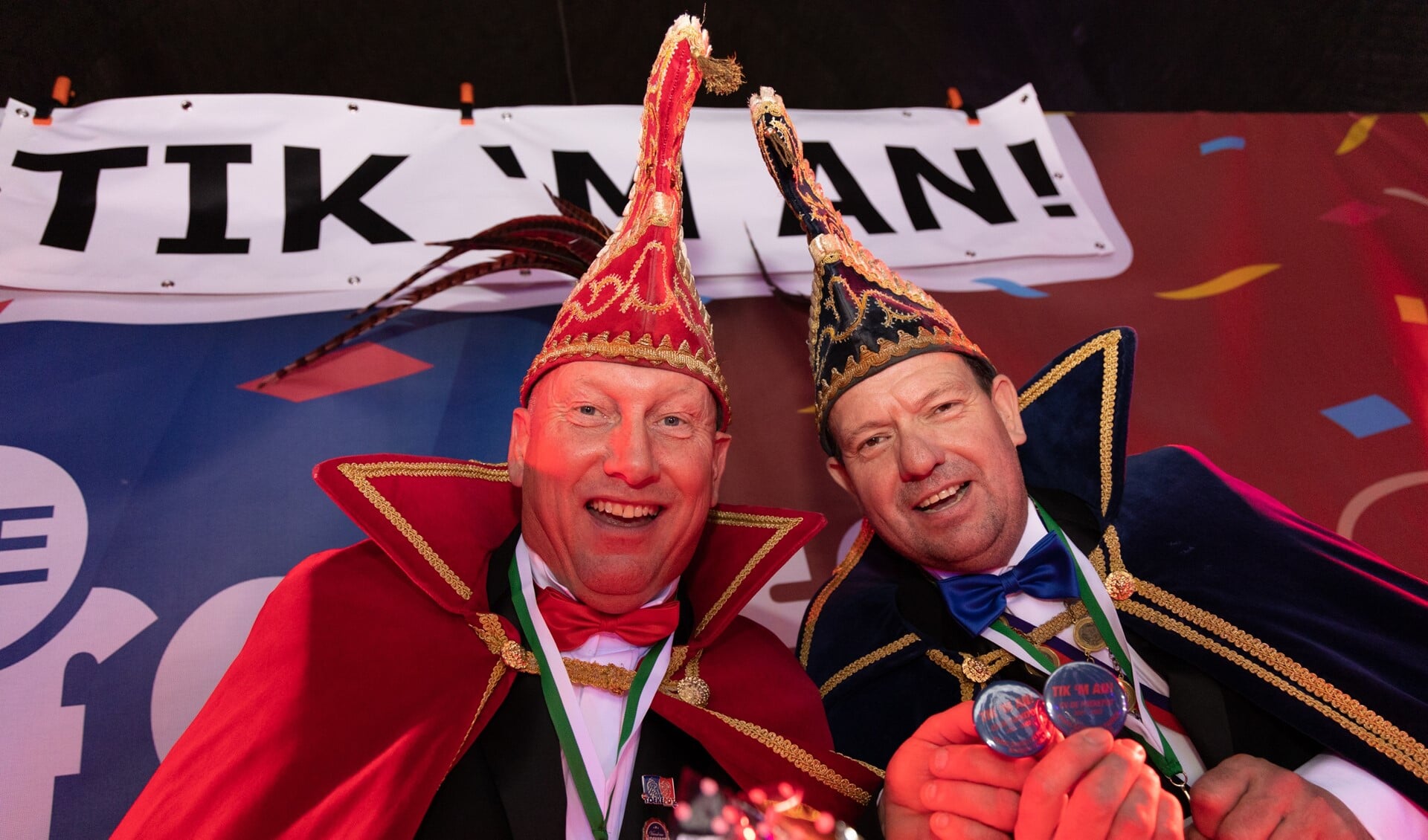 Adjudant Ronald en Silvius de 62ste showen hun motto ‘Tik ‘m an!’. Foto: Erwin Visser