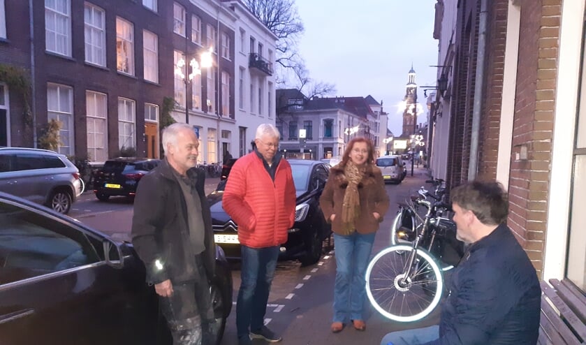 Marco zit op het bankje dat hij even daarvoor van zijn gulle gevers heeft ontvangen. Foto: Mirjam van Biemen