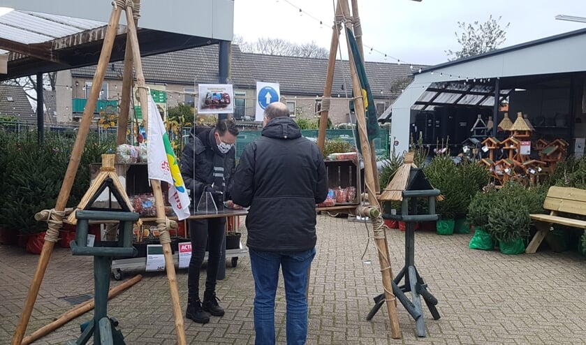 <p>De vogelvoer-stand van Scouting bij een eerdere actie. Foto: Scouting Vorden</p>