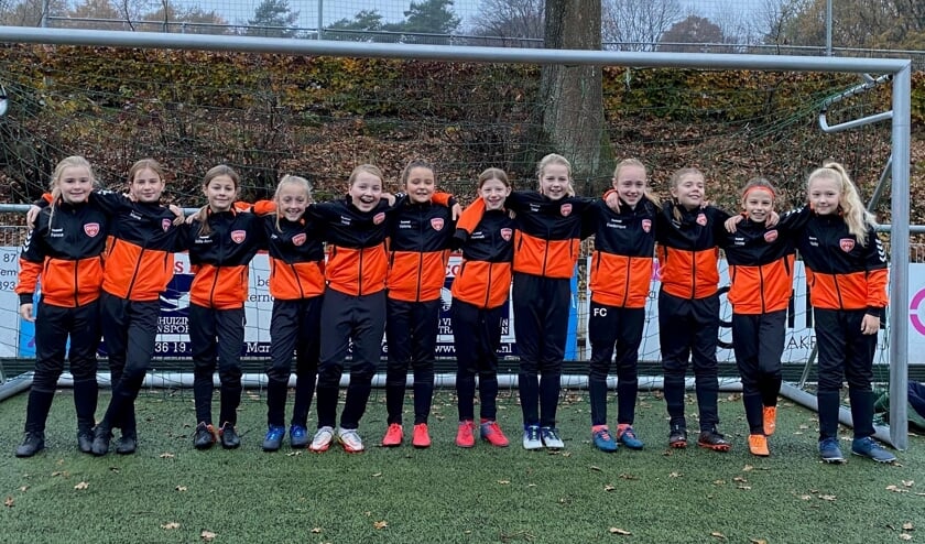 <p>Kunst of Art sponsort meidenteam MO11-1 in Velp. Foto: PR</p>