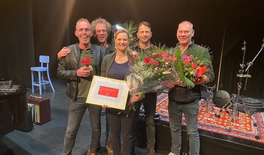 <p>Winnaars van de Gelderse Kleiroze: Duo Misztic. Vlnr: Eric Heutinck, Tom Holkenborg (gitaar), Sandra Vriese, Marnix Flikweert (basgitaar) en Loek Bartelings (drums). Foto: eigen foto</p>