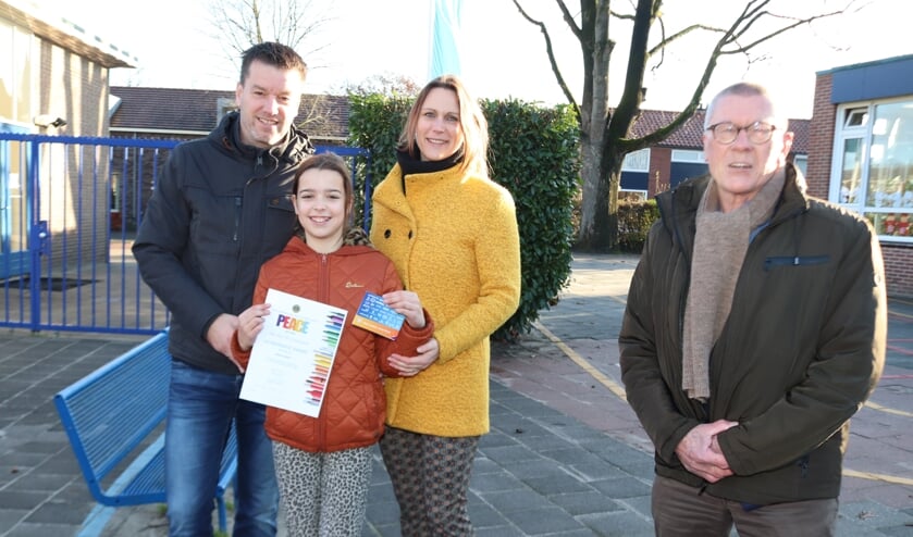 <p>Gwen Koers met haar ouders met het certificaat en de VVV-bon. Rechts G&eacute;rard Lips, districtscommissaris 110BZ. Foto: Arjen Dieperink</p>  