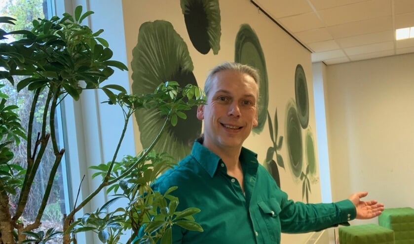 Leander Grooten in Klimop bij de muurschildering. Foto: PR