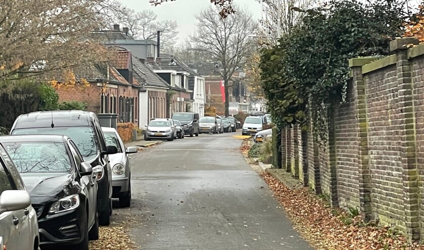 Het is tamelijk krap op het deel van de Zwiepseweg tussen Frankenlaan en de aansluiting op de Barchemseweg. Foto: Henri Bruntink