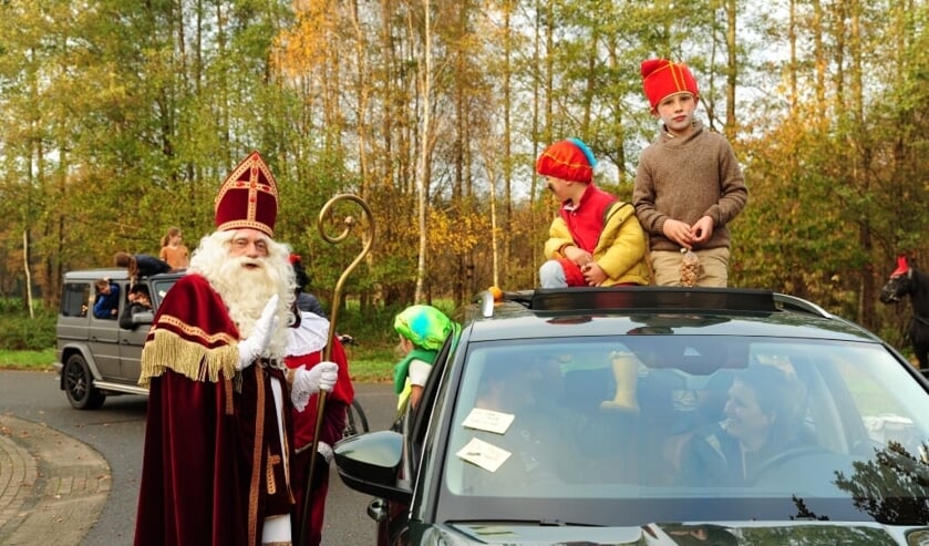 <p>De kinderen kwamen uit daken en ramen van de auto's op de Sint een boks te geven. Foto: Achterhoekfoto.nl/Paul Harmelink</p>