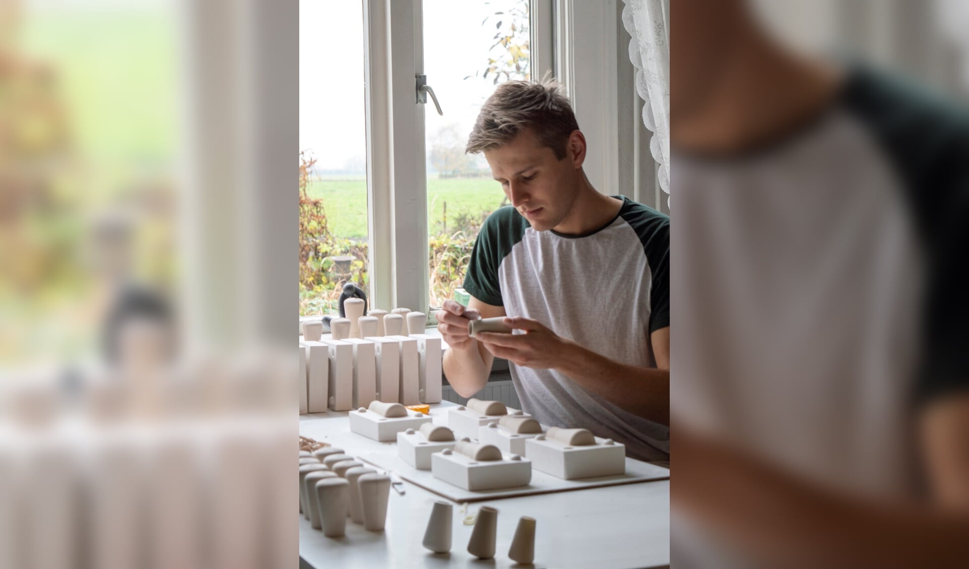 Floris Meijer maakt alle minivaasjes van porselein zelf. Eigen foto