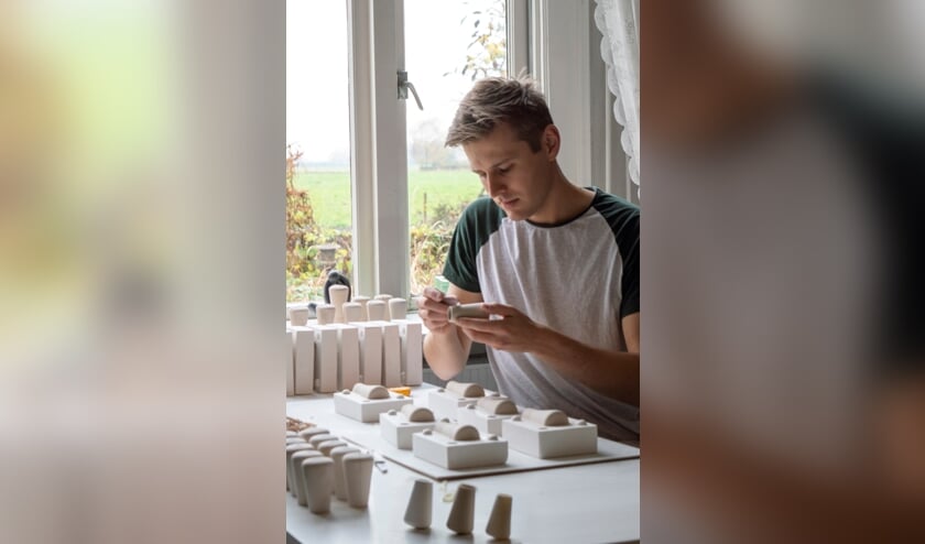 <p>Floris Meijer maakt alle minivaasjes van porselein zelf. Eigen foto</p>