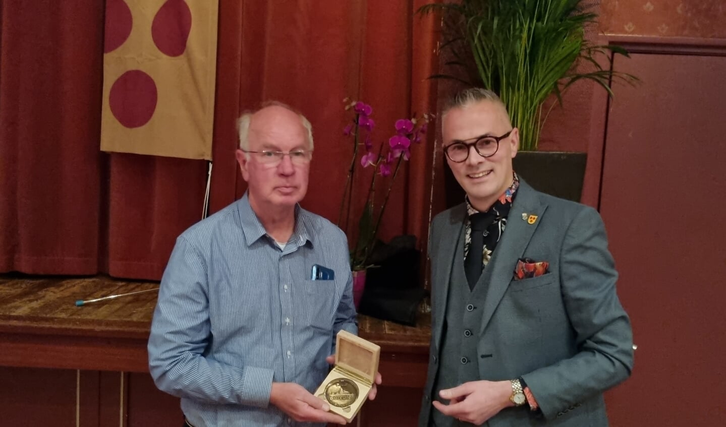 TIB-bestuurder Gerard ten Bras (l) ontvangt de bronzen penning uit handen van Peter Nieuwenhuis. Foto: Rob Weeber