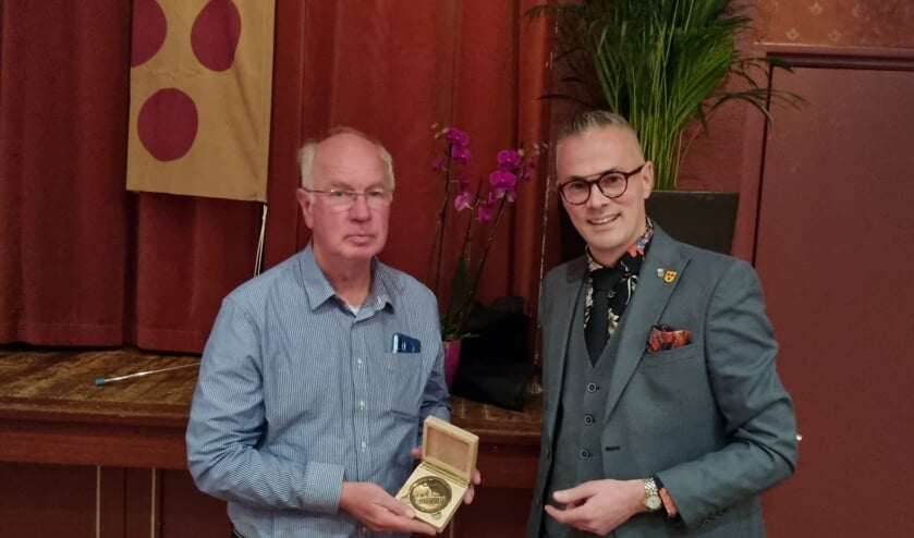 <p>TIB-bestuurder Gerard ten Bras (l) ontvangt de bronzen penning uit handen van Peter Nieuwenhuis. Foto: Rob Weeber</p>