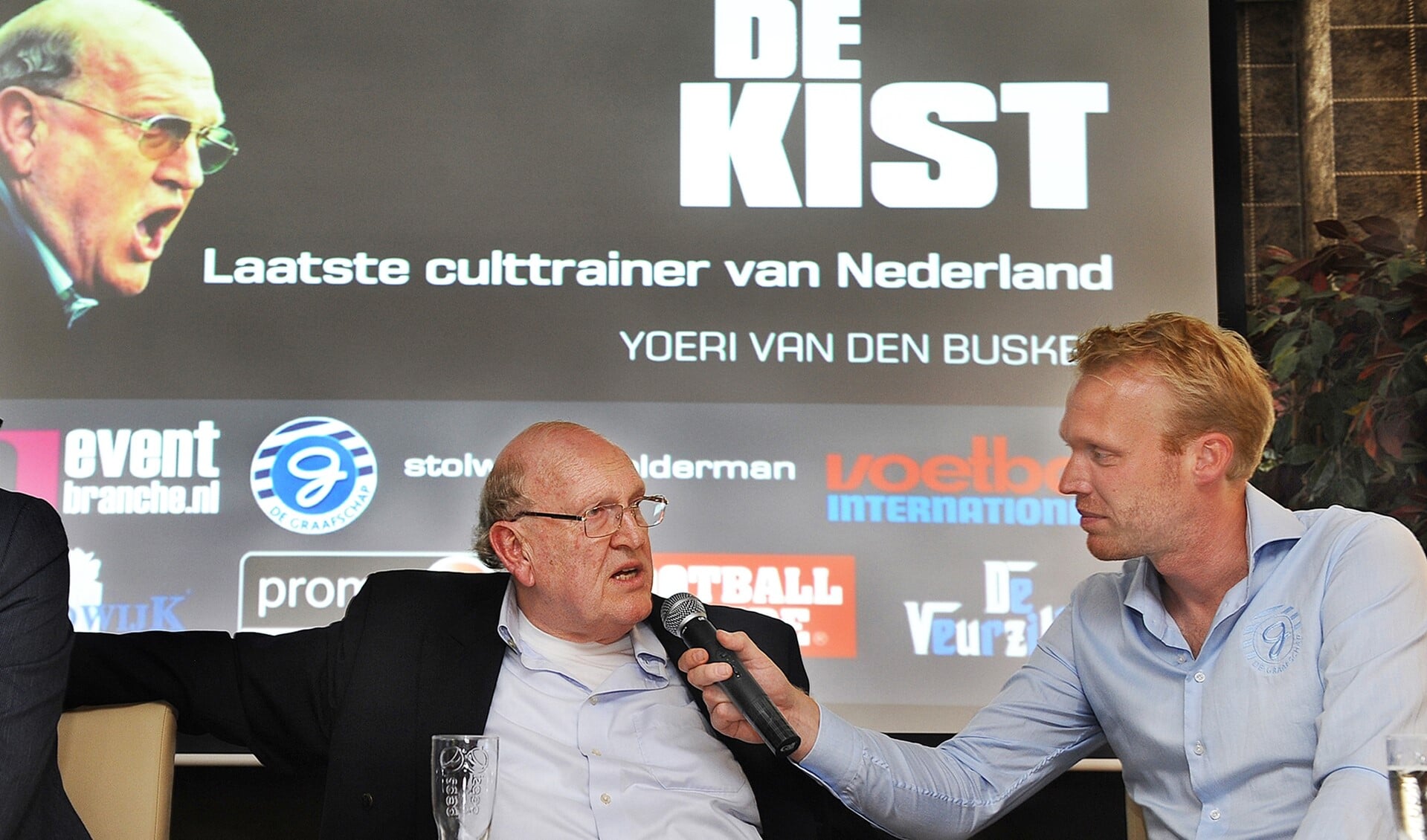 Simon Kistemaker (links) en Sjoerd Weikamp tijdens de boekpresentatie van 'De Kist, de laatste culttrainer van Nederland' in 2016. Foto: Roel Kleinpenning