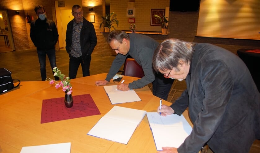 Herman Onnink (rechts) en Ben Lammers signeren boek Oosterkerk Aalten. Foto: Frank Vinkenvleugel
