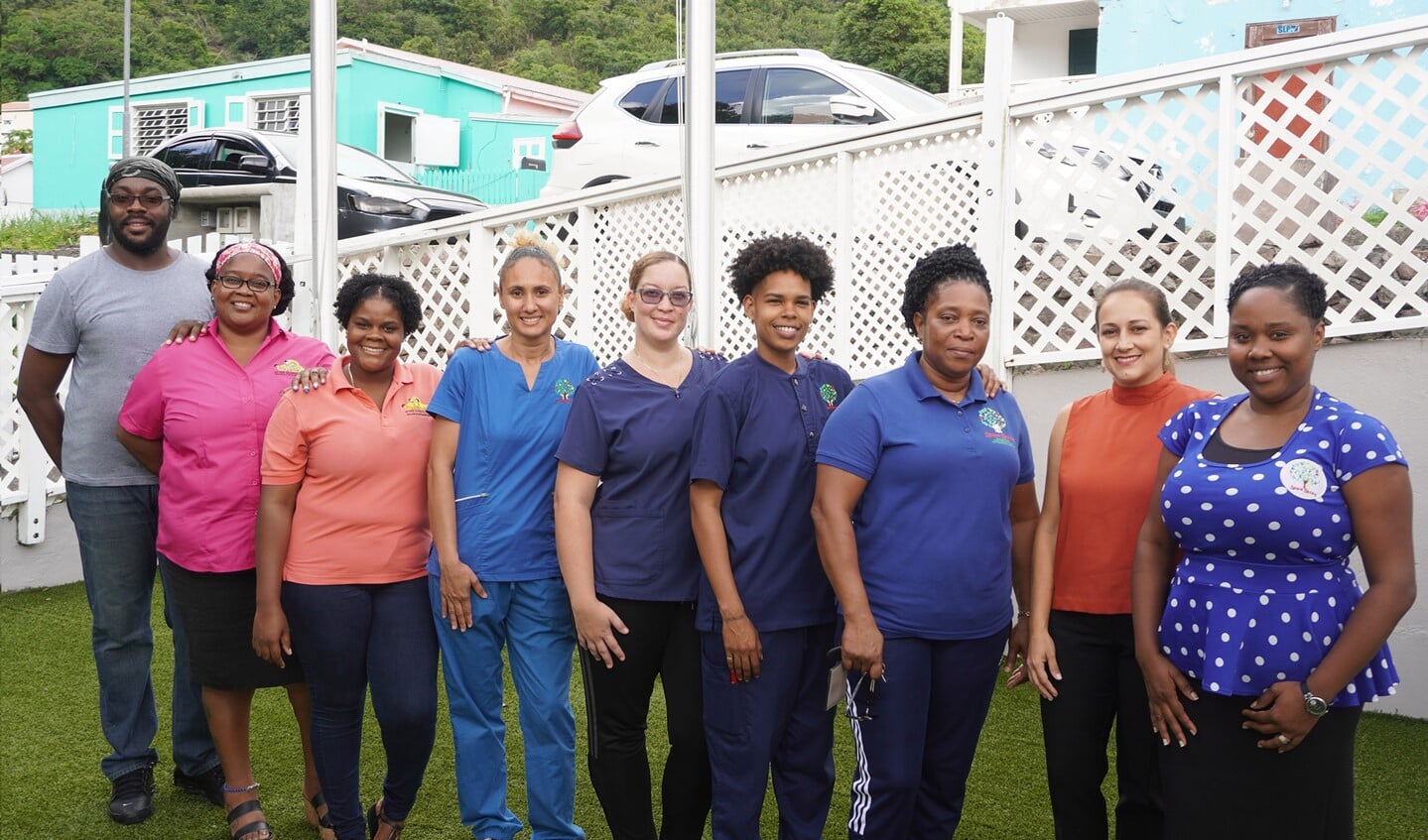 De zes medewerkers van de kinderopvang van Saba, hun managers en vertegenwoordiger van de overheid van Saba. Foto: PR