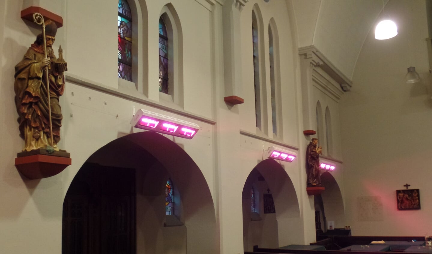 Het middenschip waar de kerkgangers zitten telt in totaal negen armaturen voor de infrarood verwarming, Foto: Jan Hendriksen.