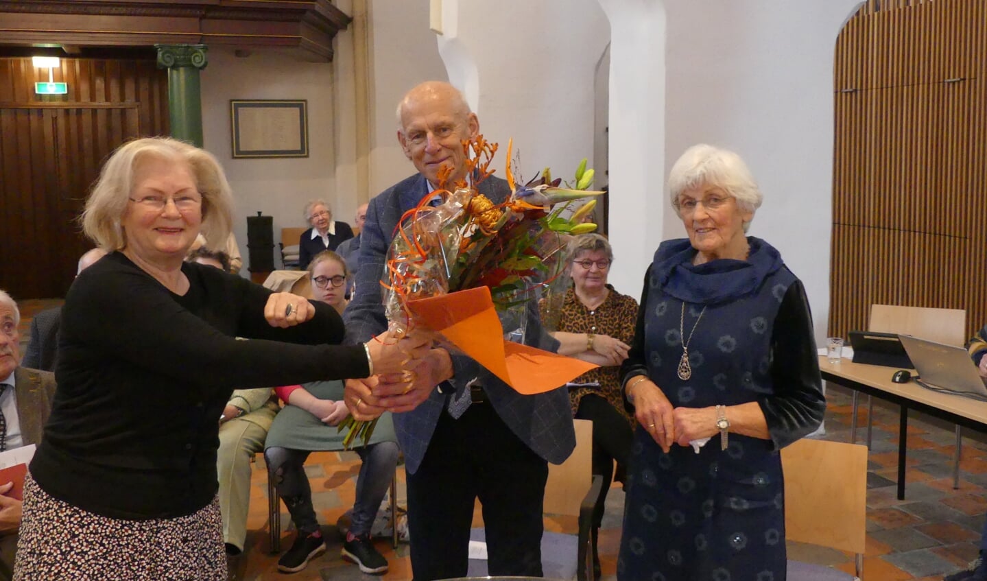 Rijk en Jannie Spronk ontvangen bloemen voor hun (muzikale) inzet voor de kerk van voorzitter Joke Cornelissen van de kerkenraad. Foto: Albert Oolhorst