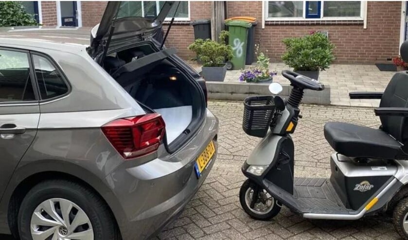 De scootmobiel past niet in de auto.